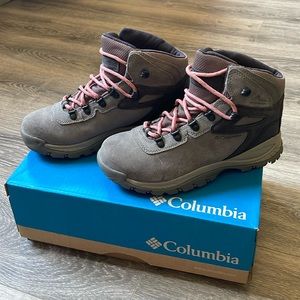 Columbia Woman’s Hiking Boots Newton Ridge plus waterproof shoes